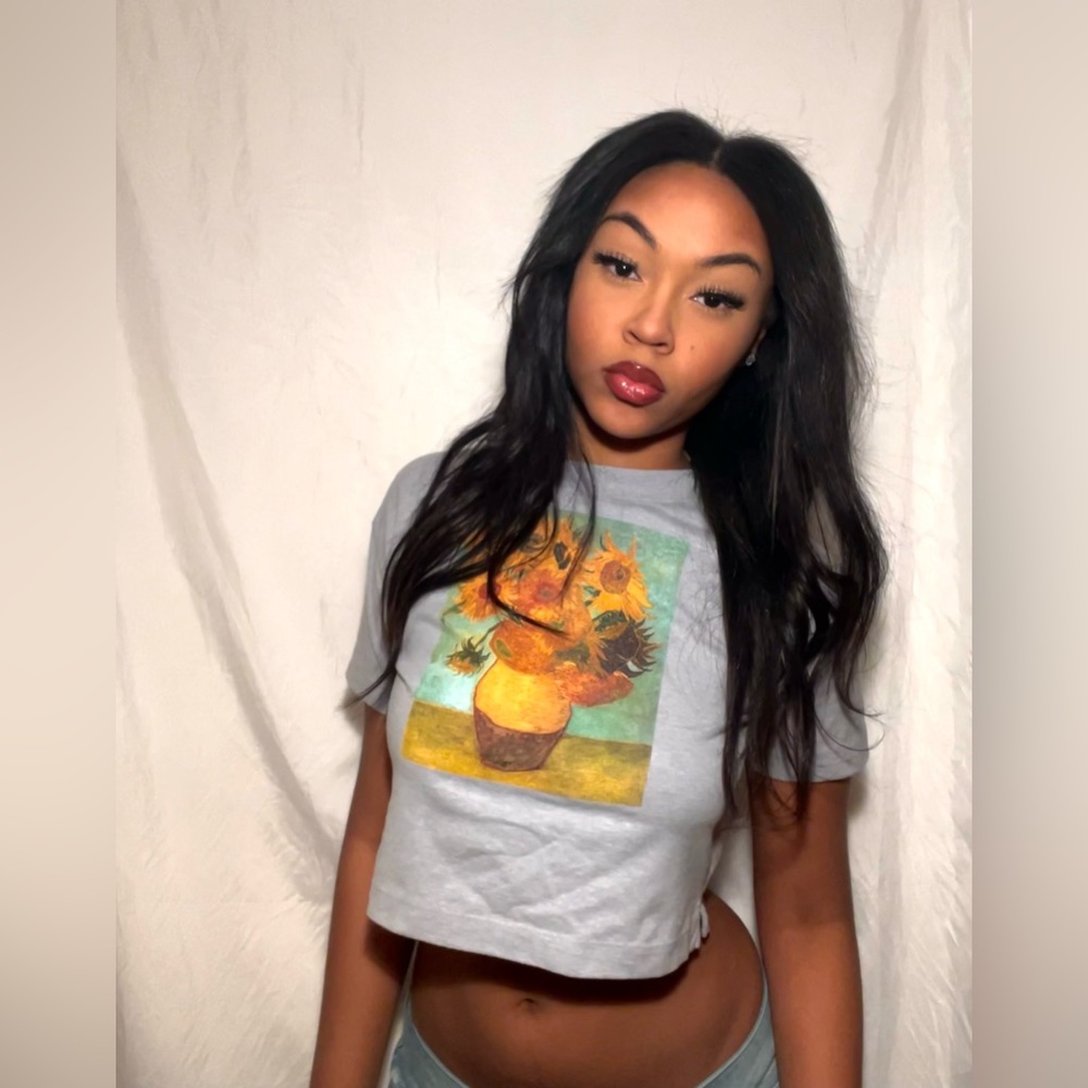 Grey flower vase design crop top Women’s Size: S= teen size L